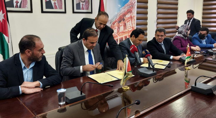 اتفاقية إقراض بين "التنمية والتشغيل" و"سلطة البترا" لمزودي الخدمات في الإقليم
