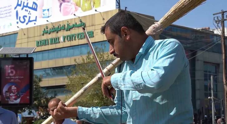 بوسيلة مستنبطة.. موسيقي عراقي يعزف بأدوات التنظيف - فيديو