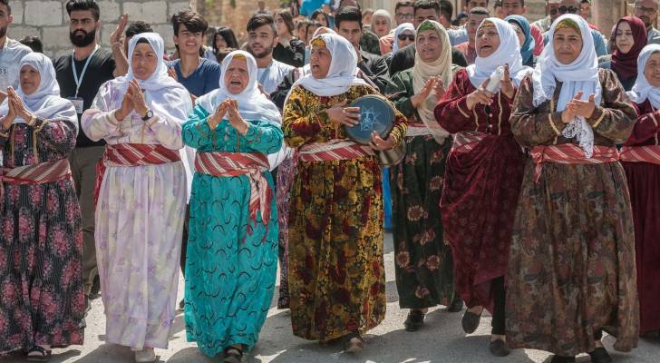 فلسطينيات تتراوح أعمارهن بين ٥٠-٨٥ ينقلن تراث الاغنية المحكية - فيديو