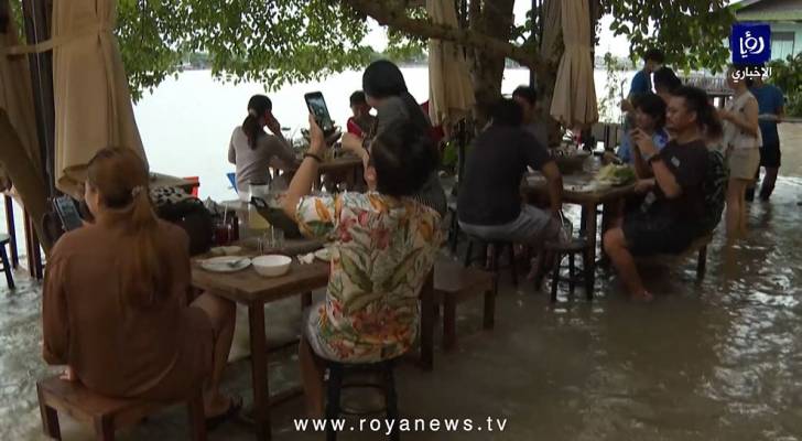 محنة أصبحت فرصة.. فيضان يحول مطعما إلى مقصد سياحي في تايلاند - فيديو