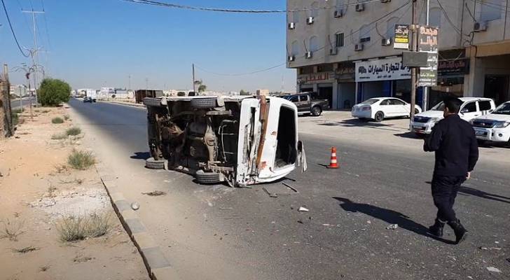 ٣ إصابات بحادث تصادم وانقلاب في المفرق - فيديو