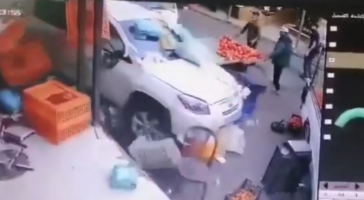 مركبة تقتحم جموع الحاضرين في أحد أسواق المفرق