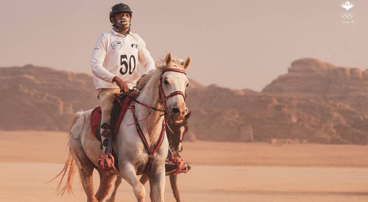 ١٠٠ فارس يتنافسون في سباق خيل بطولي عبر صحراء وادي رم