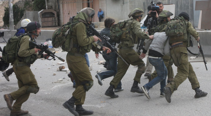 قوات الاحتلال الإسرائيلي تعتقل شابا فلسطينيا - أرشيفية