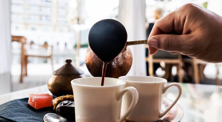 دراسة: احتساء القهوة أو الشاي صباحا قد يرتبط بتراجع خطر السكتة الدماغية والخرف