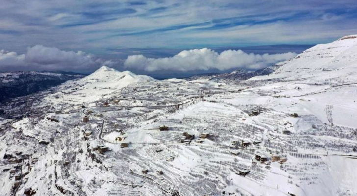 الثلوج فوق المناطق الجبلية المرتفعة