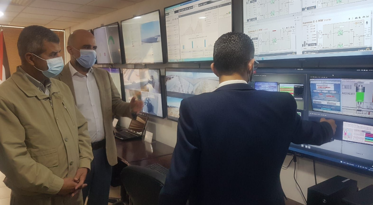 الخرابشة يستمع لشرح في شركة السمرا
