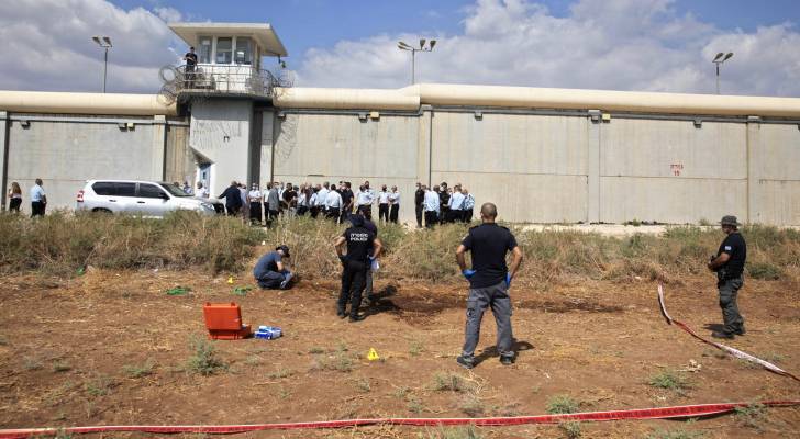 مدير سجن جلبوع يكشف عن تفاصيل جديدة حول عملية فرار الأسرى