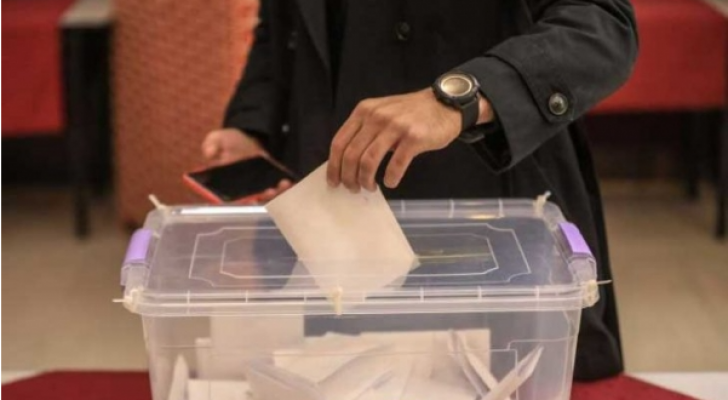 شخص يقترع