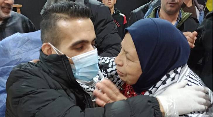 الإفراج عن الأسير الفلسطيني كايد الفسفوس بعد ١٣١ يوما من الإضراب - صور