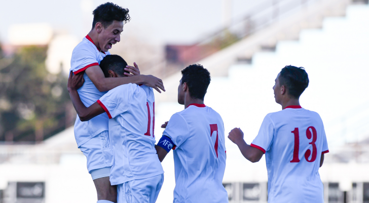 لاعبو المنتخب الوطني للناشئين يحتفلون بالفوز على البحرين