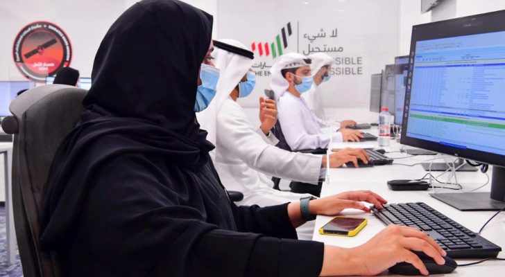 عاملون في أحد القطاعات الإماراتية - أرشيفية
