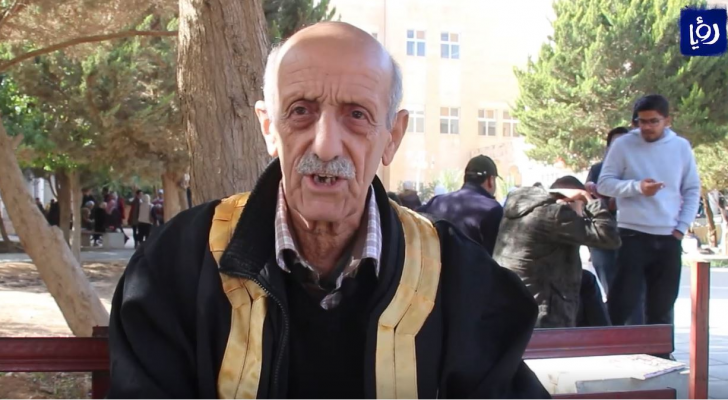 المواطن علي الحجاوي أكبر خريجي جامعة آل البيت