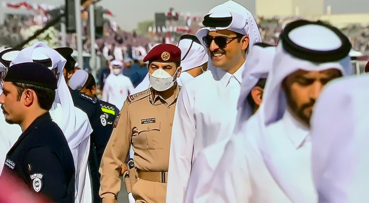 تميم أثناء إلقاء التحية على المواطنين