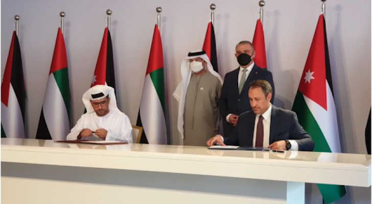 الرئيس التنفيذي لشركة تطوير العقبة حسين الصفدي (يمين) والرئيس التنفيذي لمجموعة موانئ أبو ظبي محمد الشامسي (يسار)