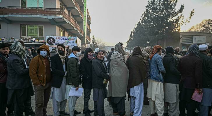 مئات الأفغان يصطفون في طوابير للحصول على جوازات سفر