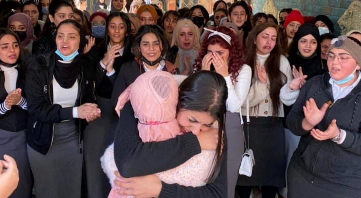 مريم وسط زميلاتها في معهد الفنون