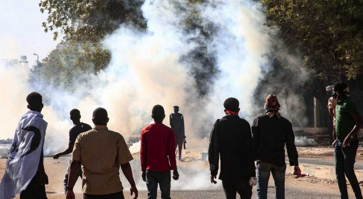 إصابة عشرات المحتجين في احتجاجات السودان.. وعودة الإنترنت والإتصالات