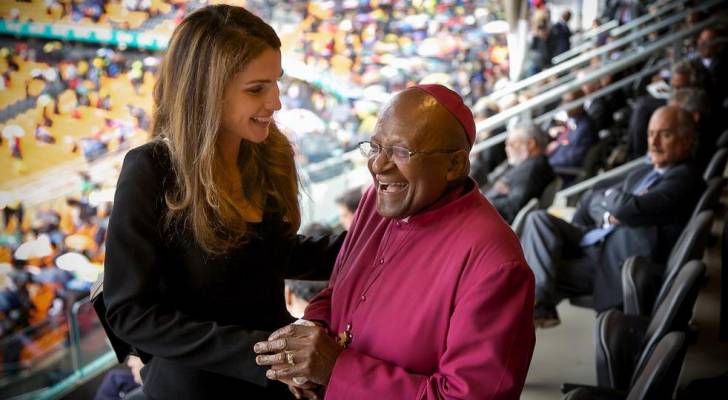الملكة رانيا تنعى الأسقف ديزموند توتو