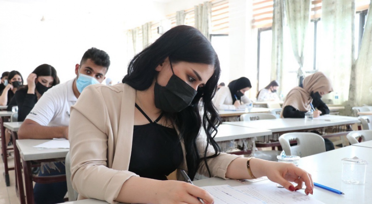 طالبة تؤدي امتحان في الحرم الجامعي- ارشيفية
