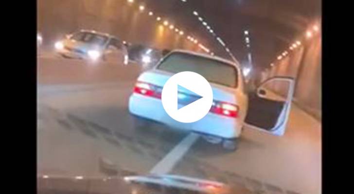 ضبط سائق مركبة أعاق الحركة المرورية في نفق بعمان - فيديو