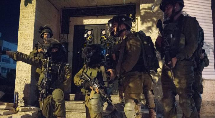 الاحتلال يعتقل ثلاثة فلسطينيين من قرية بيتا