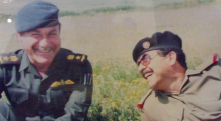 اللواء الطيار أرشد ياسين برفقة صدام حسين