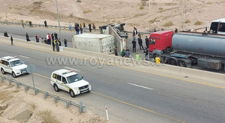 من موقع انقلاب الشاحنة