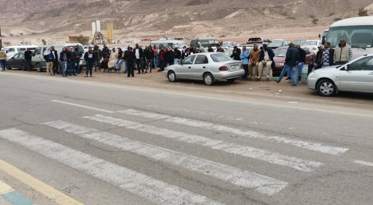 الأغوار الجنوبية : وقفة احتجاجية لعاملين في إحدى الشركات للمطالبة بصرف رواتبهم