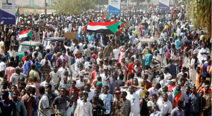 الآلاف يتظاهرون مجددا في السودان والشرطة تطلق قنابل الغاز