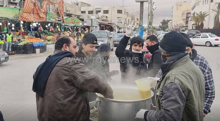 معان.. متطوعون يوزعون العدس الساخن على المارة- فيديو