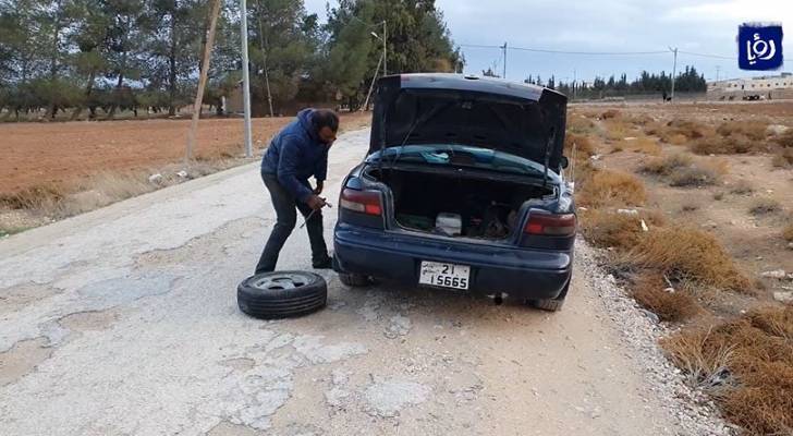 المفرق.. شارع حي المستشفى الأمريكي مصيدة للمركبات وللمواطنين - فيديو