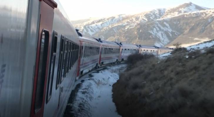 "قطار الشرق السريع" يسعد قلوب محبي الرحلات الشتوية في تركيا - فيديو
