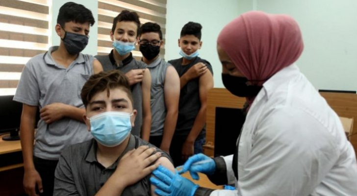 طلبة مدارس يتلقون لقاح كورونا