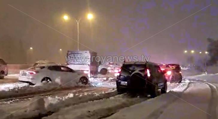 مراسل رؤيا: الطريق من المطار باتجاه عمان مغلق بسبب تراكم الثلوج - فيديو
