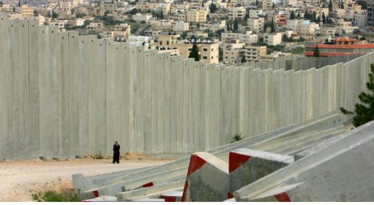 انهيار مقطوعة من جدار الفصل العنصري الذي أقامه الاحتلال الإسرائيلي - فيديو
