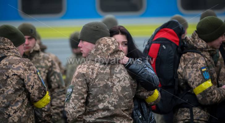 جنود أوكران يودعون صديقاتهم قبل مغادرتهم إلى كييف.. صور