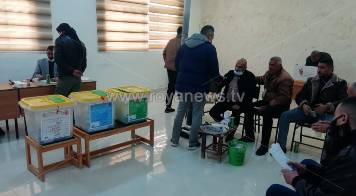جانب من عملية الاقتراع