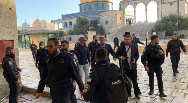 لحظة اقتحام عضو كنيست الاحتلال الإسرائيلي المتطرف إيتمار بن غفير باحات المسجد الأقصى المبارك