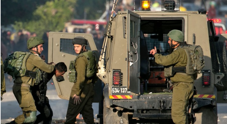 الاحتلال يعتقل فلسطينيا
