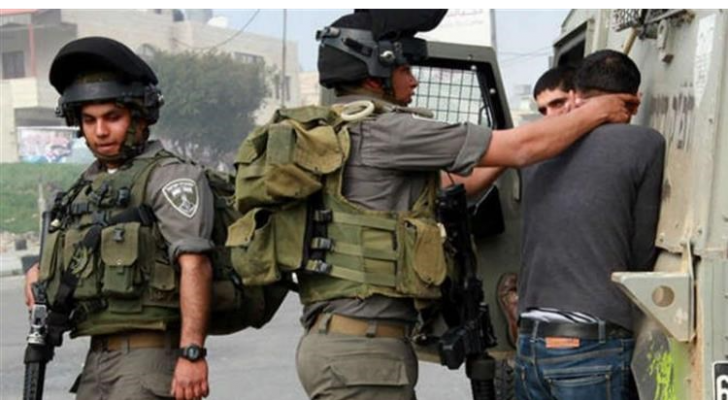 قوات الاحتلال تعتقل فلسطينيا - أرشيفية