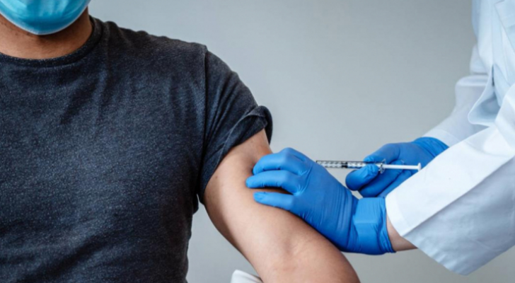 شاب يتلقى جرعة من مطعوم كورونا - أرشيفية