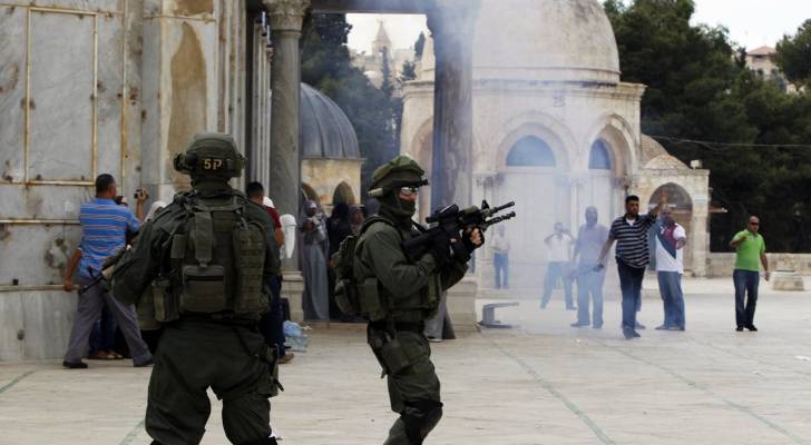 إصابة نحو ٢٠ فلسطينيا جرّاء اعتداء الاحتلال على المسجد الأقصى