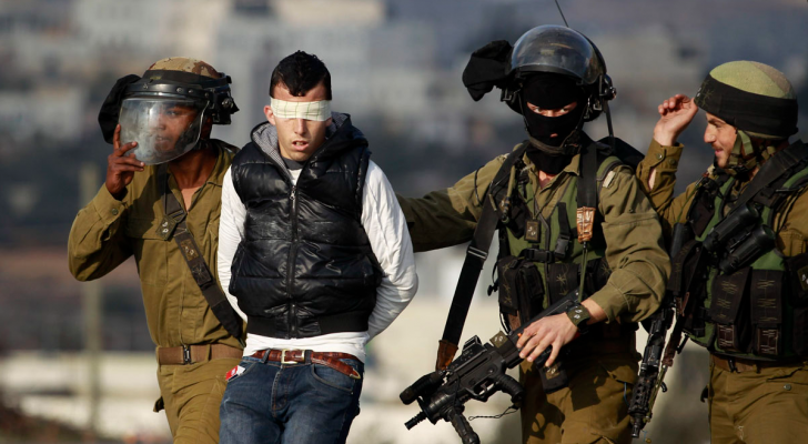 الاحتلال يعتقل فلسطينيا - أرشيفية