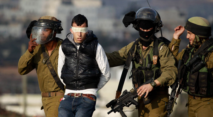 الاحتلال يعتقل فلسطينيا- أرشيفية