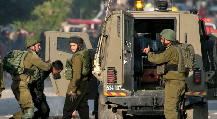 الاحتلال يعتقل فلسطينيا - أرشيفية