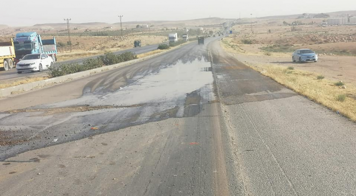 انسكاب الديزل والزيوت على طريق المفرق الزرقاء