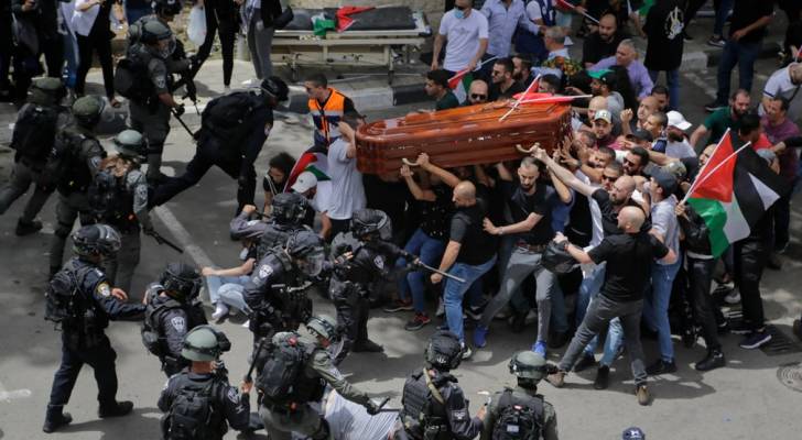 ٣٣ إصابة واعتقال ١٤ فلسطينيا في جنازة الشهيدة شيرين أبو عاقلة