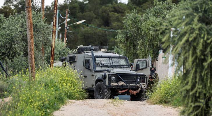 بزعم إلقاء الحجارة.. إصابة شاب فلسطيني برصاص الاحتلال