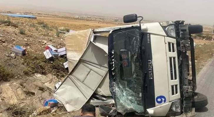 إصابتان بحادث تدهور مركبة شحن على طريق الاكيدر/ المفرق - صور